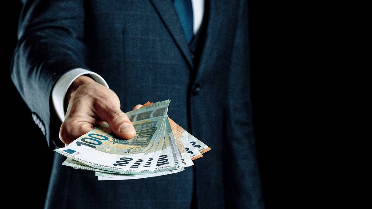boerseonline's tweet photo. Diese 25 britischen #Aktien wie #Shell, #BP, #BritishAmericanTobacco oder #Barclyas zahlen #Anlegern hohe #Dividenden und sind mit sehr günstigen #KGVs bewertet. Welche #Aktien noch locken. https://t.co/jXvtdAY03Y https://t.co/ipamR3xUw0