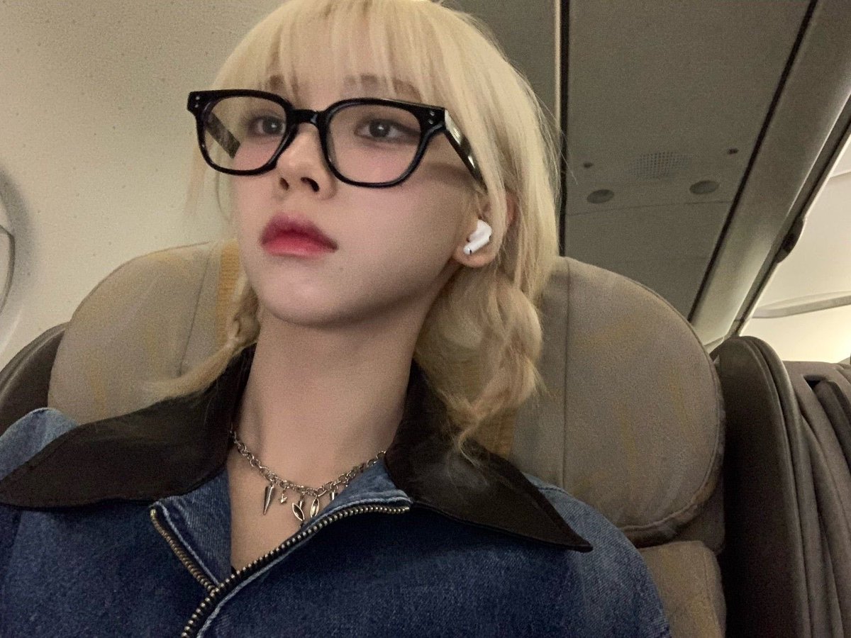 skyieseIIe's tweet photo. hi gw login cuma mau bilang kalo WHY ALL THESE PHOTO OF HER ARE PULLING YSH’S FACECARD??????? jodoh ya https://t.co/tBNjQtjtMi