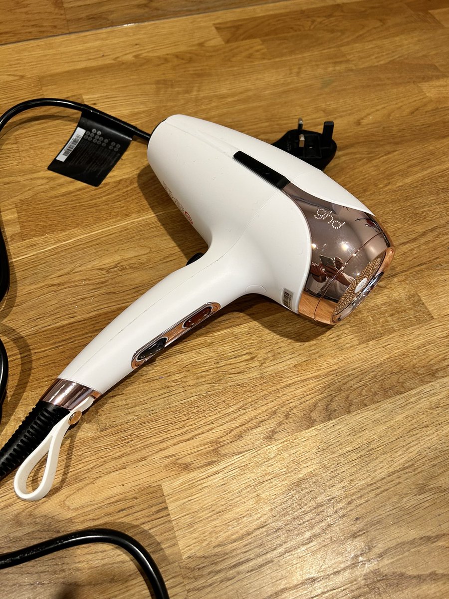 geoff_biddall's tweet photo. @ghd My wife bought this on April 25th. Made a “pop”, sparked and is broken less than two weeks later. No response from customer service. This isn’t doing much for your luxury reputation. Can you DM to get this sorted? https://t.co/za9xYvwNdS