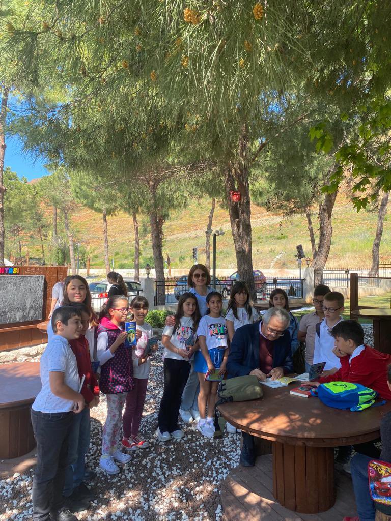 Marmaris Şehit Ahmet Benler İlkokulu 3/E sınıfı öğrencileri yazar Mehmet Atilla ile söyleşi gerçekleştirdi. <a href="/sibelkisaerbaa/">Sibel Kısa</a> <a href="/MarmarisMem/">Marmaris İlçe Millî Eğitim Müdürlüğü</a> <a href="/mugla_mem/">Muğla İl Millî Eğitim Müdürlüğü</a> <a href="/emrecay55/">Emre ÇAY</a>