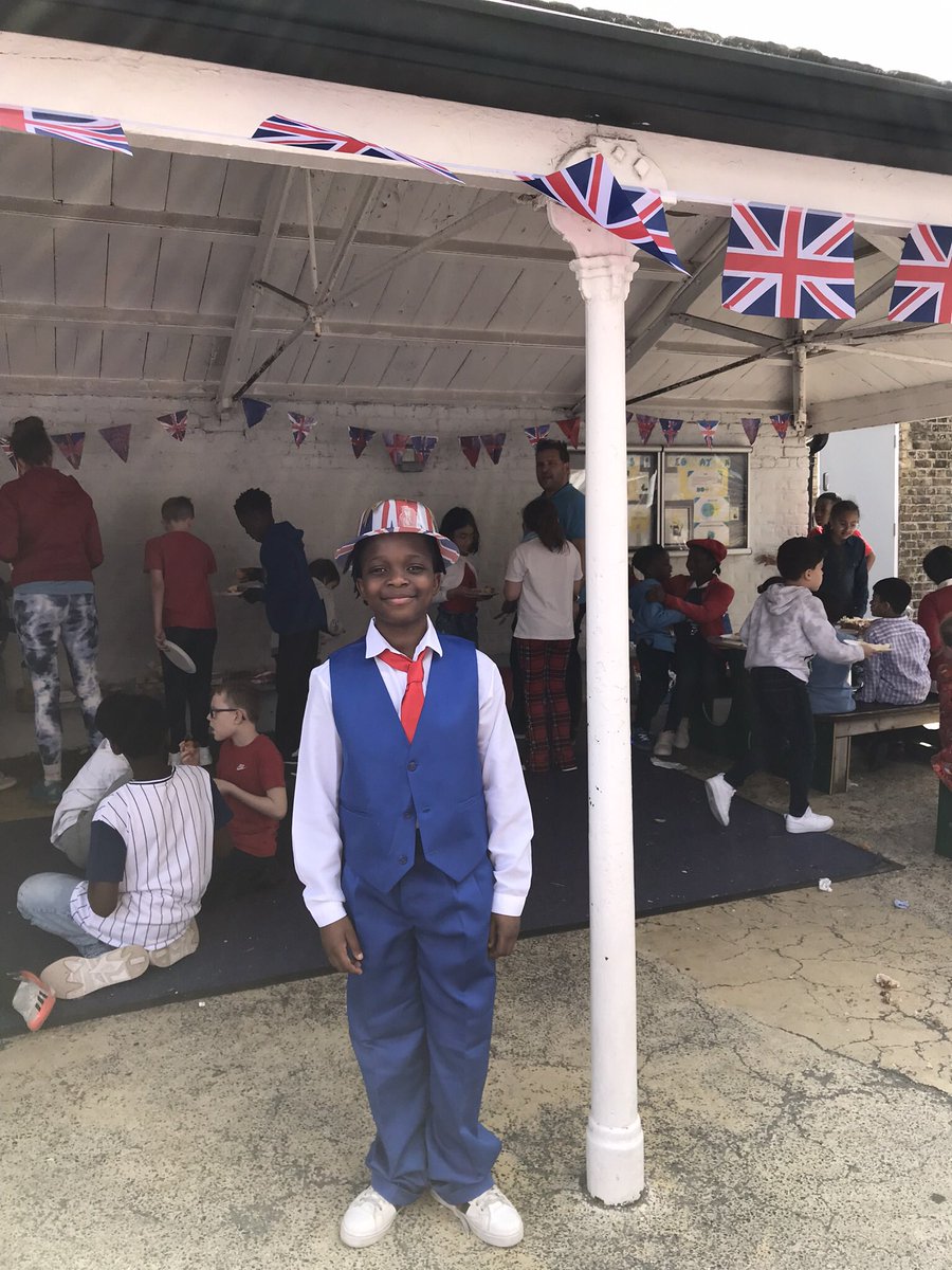 yr5palmtree's tweet photo. Happy coronation day! https://t.co/RecxuCmrAu