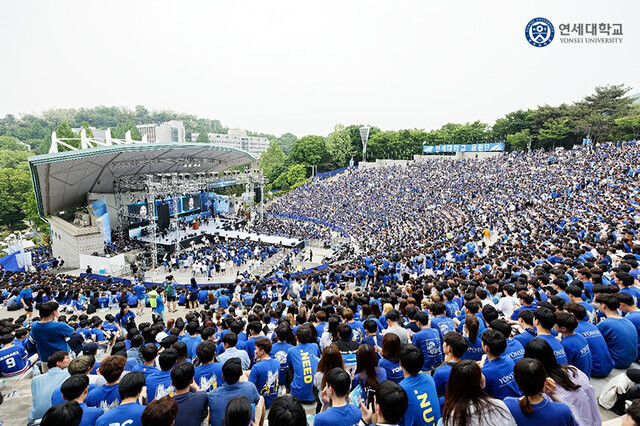 tang__kira's tweet photo. Akaraka!

Festival Universitas Yonsei University akan kembali secara offline pada tahun 2023 .

Ternyata, tiket festival ini dibeli para calo dan dijual dengan harga sangat tinggi.

Dari harga normal 17 ribu won, sekarang dijual calo hingga 250 ribu won. 14 kali lipat. https://t.co/64AAAqtmsN