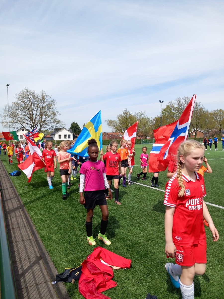 TwentsR's tweet photo. Aandacht voor de breedtesport en dus organiseerde het Twents Regioteam een voetbaldag voor voetballende en (nog) niet voetballende meiden🔥🔥 https://t.co/Bm255rcnts