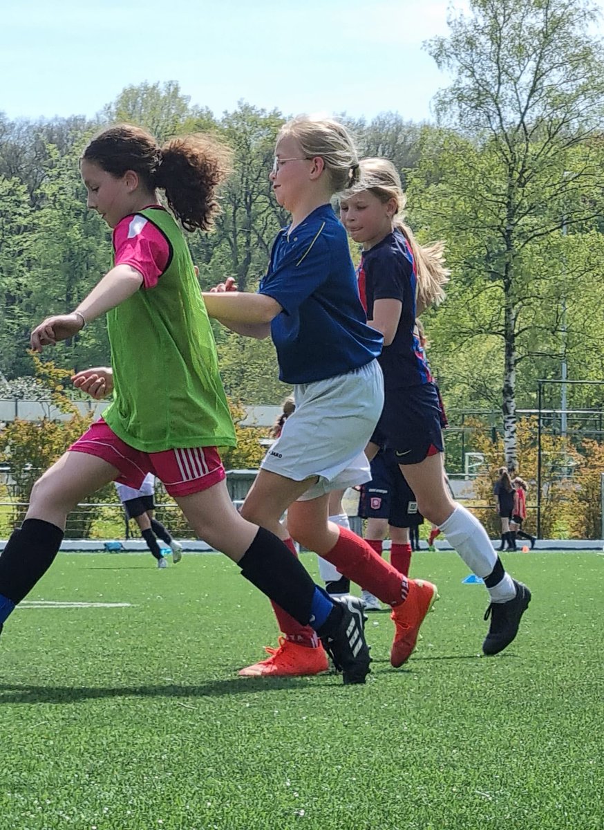 TwentsR's tweet photo. Aandacht voor de breedtesport en dus organiseerde het Twents Regioteam een voetbaldag voor voetballende en (nog) niet voetballende meiden🔥🔥 https://t.co/Bm255rcnts
