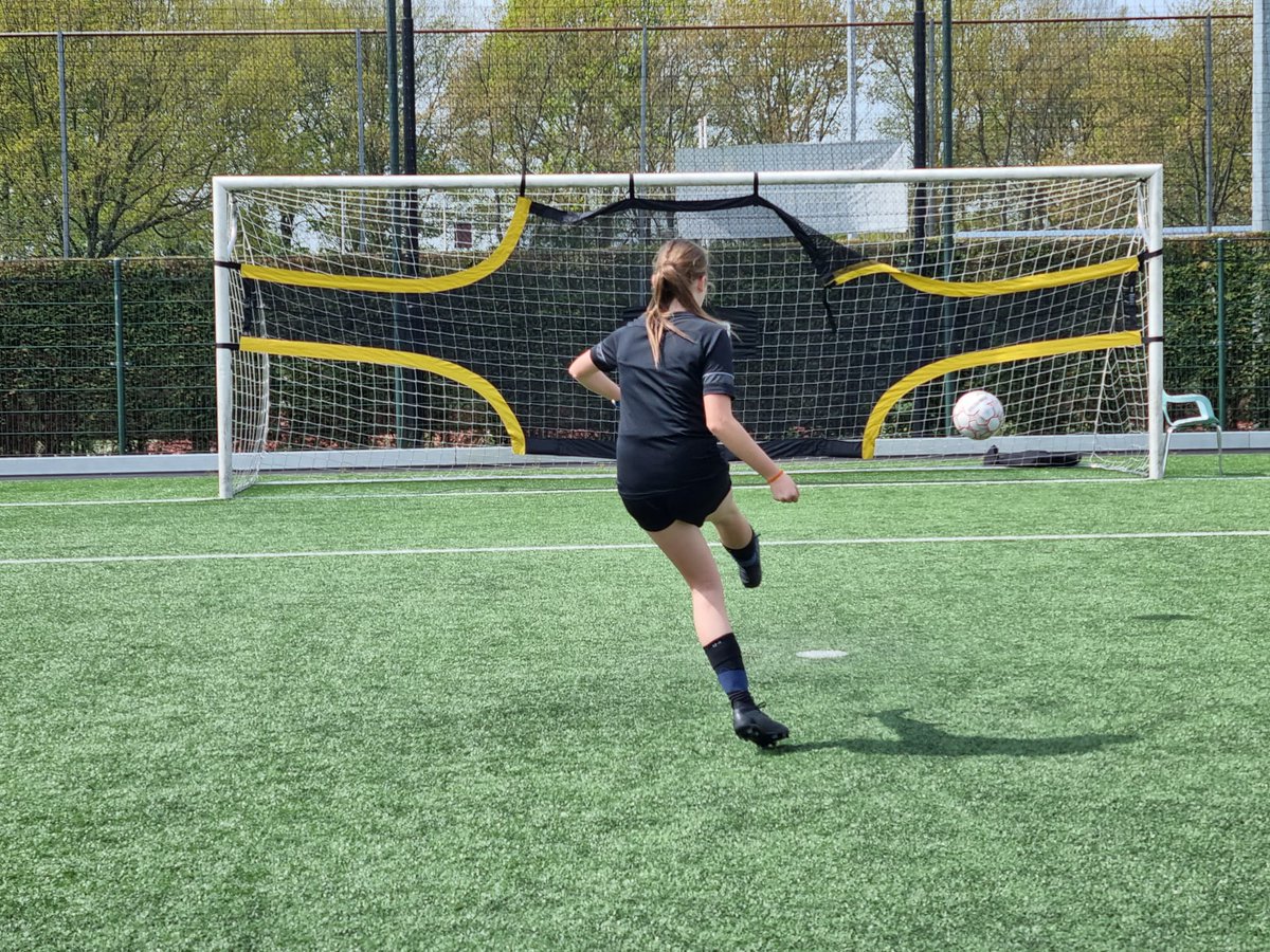 TwentsR's tweet photo. Aandacht voor de breedtesport en dus organiseerde het Twents Regioteam een voetbaldag voor voetballende en (nog) niet voetballende meiden🔥🔥 https://t.co/Bm255rcnts