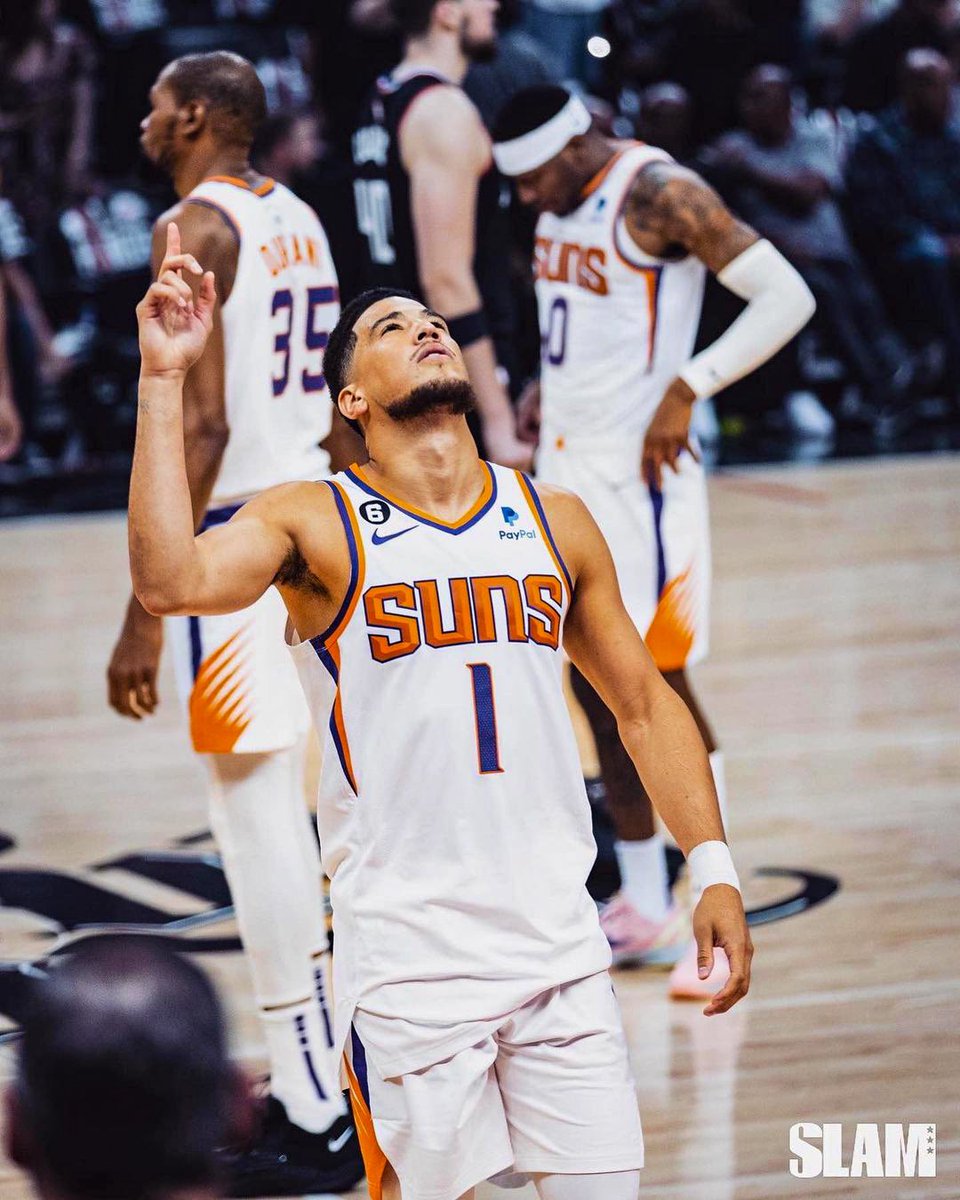 StorieASpicchi's tweet photo. Non è un bug, non ci sono errori. Devin Booker ha davvero segnato 47 punti con 20/25 al tiro (5/8 da tre) e appena 2 tiri liberi. Con una true shooting del 90.8%. Tutto questo non è avvenuto in stagione regolare e nemmeno nel primo turno contro una squadra piena di defezioni, ma in semifinale di Conference, contro i Denver Nuggets, sotto 2-0 e con una difesa agevolata dal doversi sostanzialmente preoccupare di due soli giocatori, lui e KD. 

È la quarta gara più efficiente nella storia dei Playoffs NBA.

È il secondo giocatore della storia NBA con una partita da almeno 45 punti e 80% al tiro. Con lui solo Dirk Nowitzki.

È al massimo di punti nella prime 8 gare di Playoffs dal 1990 a oggi: meglio solo Michael Jordan.

È uno dei sei giocatori della storia a mantenere una media di 35 punti nelle prime 8 gare di Playoffs.

Queste le sue prime 8 partite in post-season:

- 47 punti - 9 assist - 80% al tiro 
- 35 punti - 6 assist - 48% al tiro 
- 27 punti - 8 assist - 53% al tiro
- 47 punti - 10 assist - 70% al tiro
- 30 punti - 7 assist - 48% al tiro
- 45 punti - 62% al tiro
- 38 punti - 9 assist - 64% al tiro
- 26 PTS - 53% al tiro 

È storia. 
E a fatica, i Suns accorciano sul 2-1.

#otnba