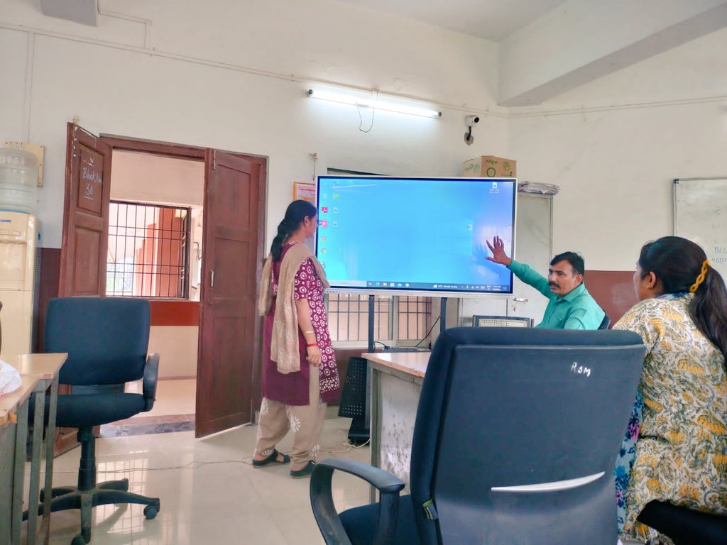 GhssHm's tweet photo. DNH &DD शिक्षा विभाग द्वारा आईसीटी के अंतर्गत प्रदान किए गए स्मार्ट डिजिटल बोर्ड(Smart Digital Board) के बारे में विभिन्न शिक्षकों को प्रशिक्षण दिया गया।ताकि शिक्षक अपनी कक्षा के अंदर उचित ढंग से विद्यार्थियों के लिए स्मार्ट बोर्ड का उपयोग कर सकें।
#Smart_Class
#Training_Session https://t.co/97JRH7hBvC
