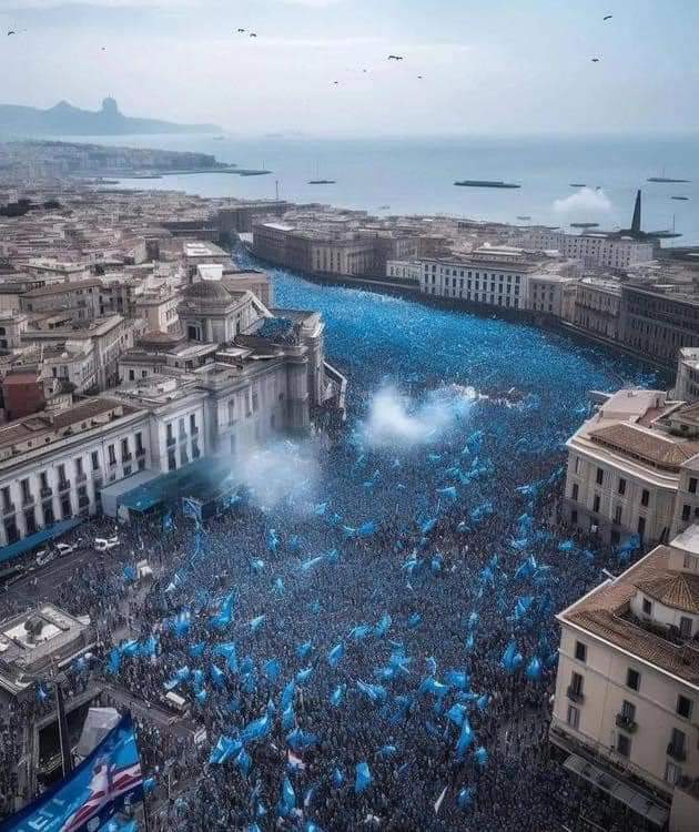 TimBolton01's tweet photo. Napoli's title parade. Wow.

Nearly as good as Man City's every year. https://t.co/wSqQQjbhq3