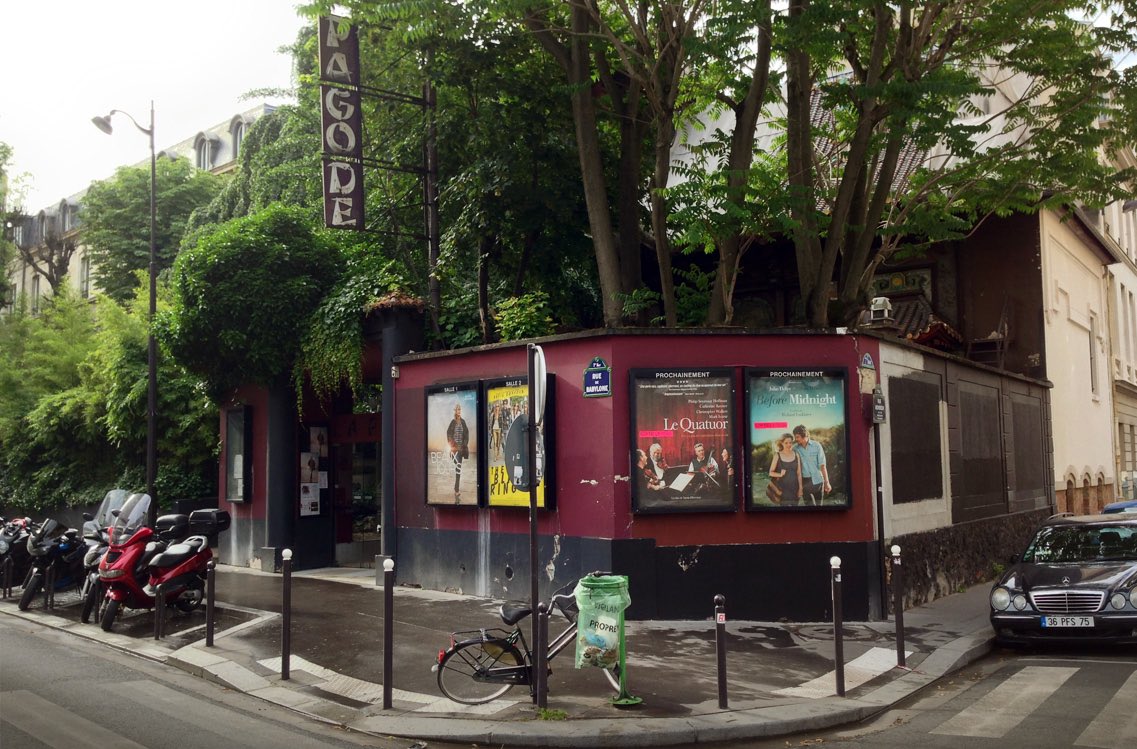 QsB75's tweet photo. La Pagode - Avant / Aujourd’hui / Demain ?
Tous les arbres, la végétation, le sol en pleine terre et l’enceinte de ce havre de paix ont été rasés en 2020 (alors que tout était protégé). Bientôt un sinistre jardin sur dalle avec un seul arbre. Saccage triste à pleurer. https://t.co/iYStdPqhZ2