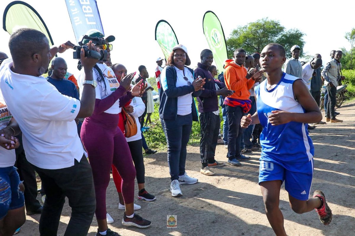 HomaBayCountyKE's tweet photo. @gladyswanga hoisted the flag for the first-ever #RumaMarathon, a conservation initiative for the exceptional wildlife in #RumaNationalPark. Let's make a lasting impact together! ๐โโ๏ธ๐ #SaveTheRoanRun" https://t.co/s1QBgObiRy
