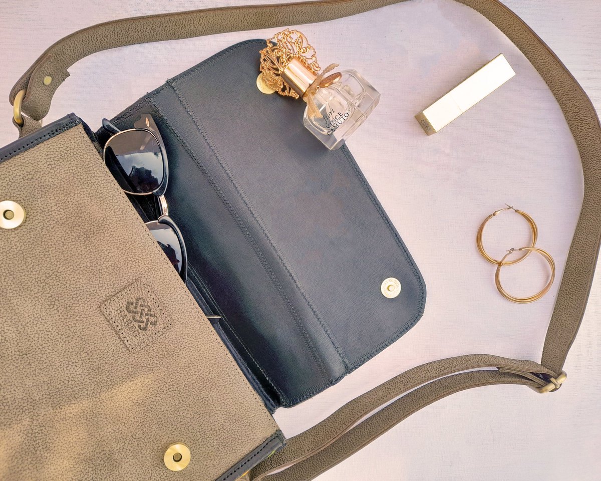 HaregDesigns's tweet photo. The Danan clutch is a sophisticated design and an effortless every day bag.

#madeinethiopia 
#leathercraft https://t.co/93ao8pYYLl