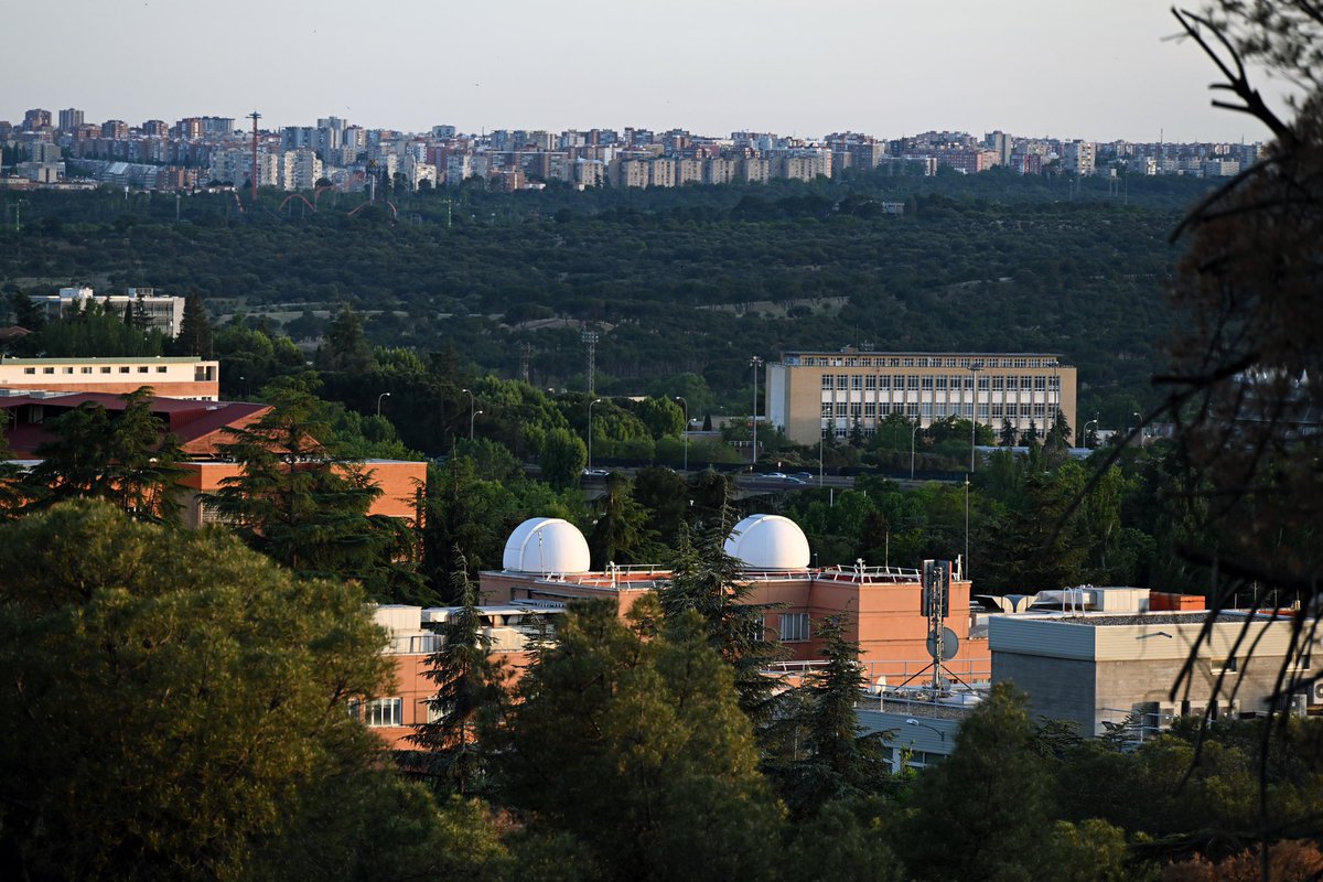 ObservaUCM's tweet photo. Las cúpulas del @ObservaUCM sobre el edificio de @Fisicas_UCM visto por detrás y desde lo alto del Parque de La Dehesa De la Villa, Cerro de los Locos, el 5 de mayo 2023, a la espera de la salida de la Luna con el #eclipsepenumbral de #Luna.  Imágenes de @DMontesG. https://t.co/fpCmji4v15