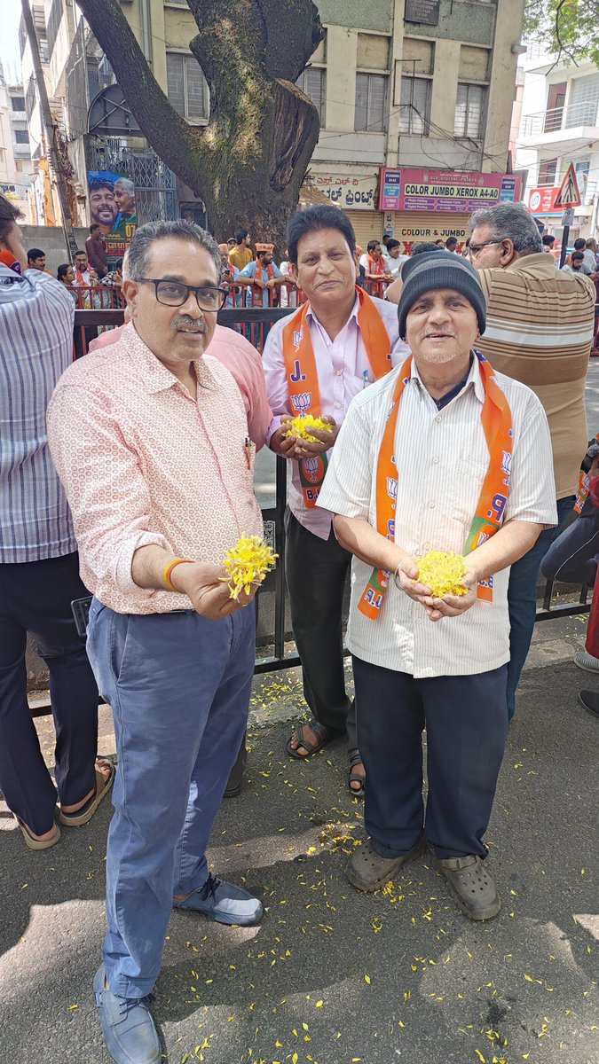 surendranbjp's tweet photo. Whether it is kids, students, youths,sisters, elders, Kisan…there is only one manthra Modi Modi Modi…#ModiMegaRoadShow #BJPYeBharavase https://t.co/4Oqd0GBXf7