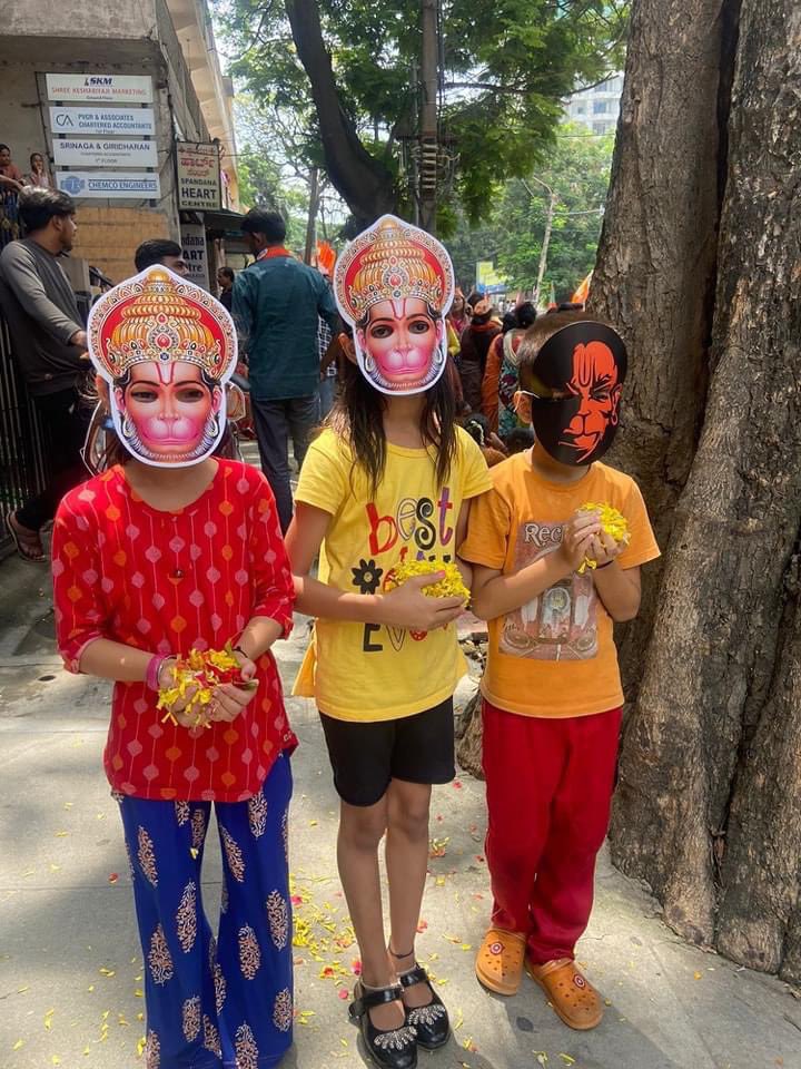 surendranbjp's tweet photo. Whether it is kids, students, youths,sisters, elders, Kisan…there is only one manthra Modi Modi Modi…#ModiMegaRoadShow #BJPYeBharavase https://t.co/4Oqd0GBXf7