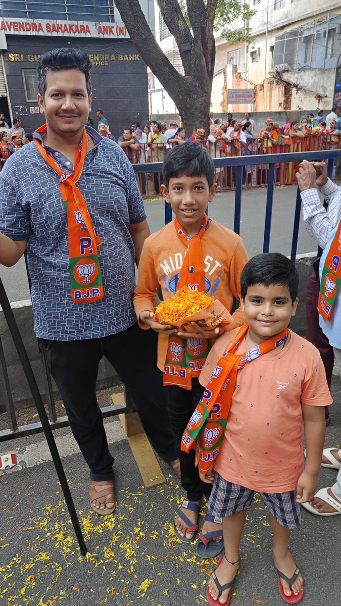 surendranbjp's tweet photo. Whether it is kids, students, youths,sisters, elders, Kisan…there is only one manthra Modi Modi Modi…#ModiMegaRoadShow #BJPYeBharavase https://t.co/4Oqd0GBXf7