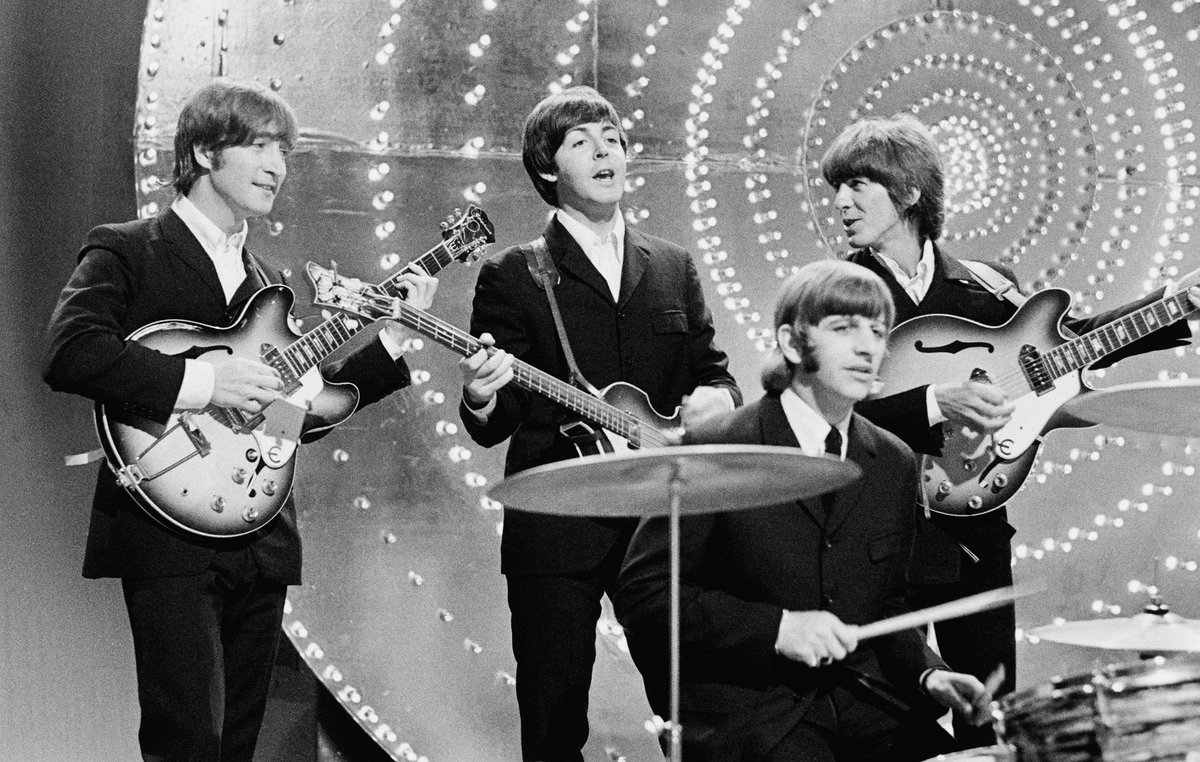 Inedire's tweet photo. #Fils12ans dès mon réveil :
- Tu sais qu'avec tes ch'veux longs tu ressembles aux Beatles !
(Sans préciser lequel)
(Ni quelle période)
(Vais-je me recoucher ?)
(Ou choisir l'IV d'caféine dans la jugulaire pour affronter et la journée, et la geniture, pro ?) #Heeeelp ! https://t.co/CYiozvmGor
