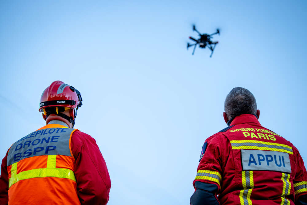 Interieur_Gouv's tweet photo. #JournéeInternationaleDesDrones 📡⎮ Les drones sont pour les forces de l’ordre, un support opérationnel de taille. 

👉 Un dispositif utilisé dans un cadre juridique précis permettant de repérer des départs de feu, rechercher des personnes disparues ou maintenir l’ordre public. https://t.co/6KfEGXpcjV