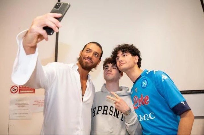 Ayamn77's tweet photo. @CYworldteam Buenos días TEAM 🌺
Todo cuenta , cierto 
Bonito sábado, a disfrutarlo 😘♥️
#CanYaman ���� https://t.co/V0HfKPj9Kc