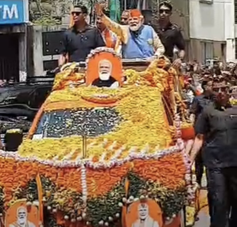 Kriti0400's tweet photo. Narendra ModiJi is loved by all age groups. Unconditional love from people of Bangalore .

#NammaBengaluralliNammaModi 
#BJP4Karnataka #ModiMegaRoadShow https://t.co/ThPzDq6n8T