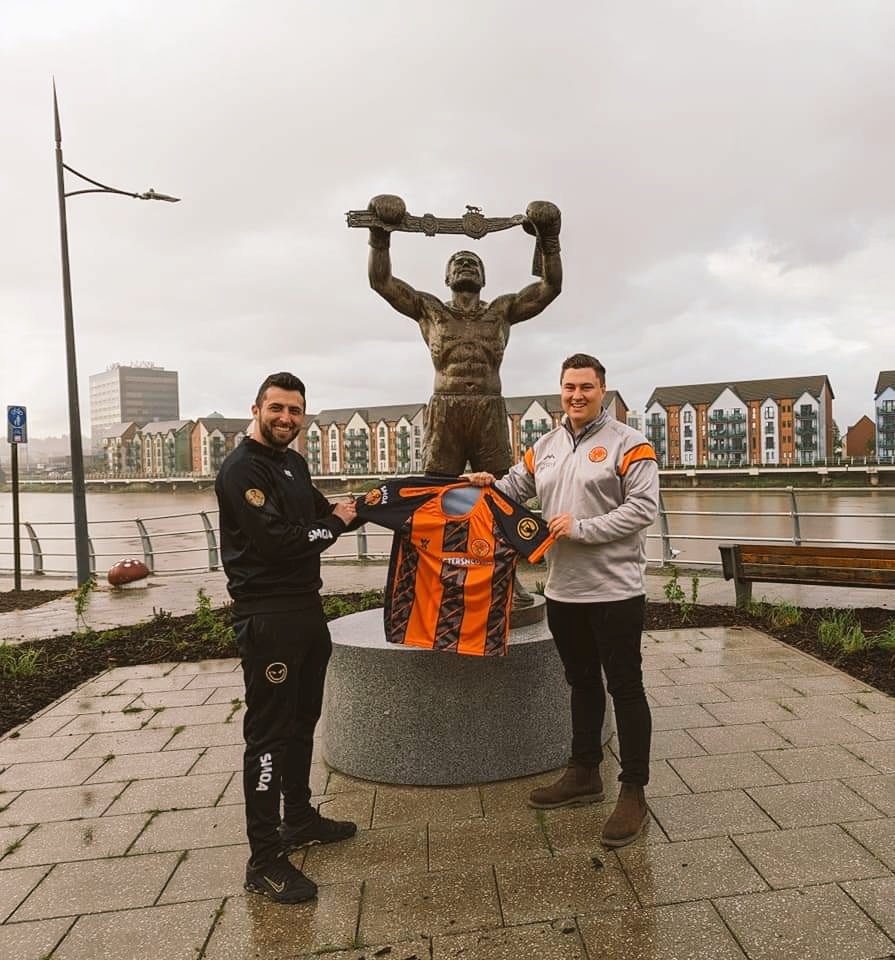 WelshRocky_1983's tweet photo. 𝗪𝗲𝗹𝘀𝗵𝗥𝗼𝗰𝗸𝘆 𝗦𝗽𝗼𝗻𝘀𝗼𝗿𝘀𝗵𝗶𝗽 𝗡𝗲𝘄𝘀 📰🗞️

We're proud to be sponsoring Duffryn Wanderers Junior Youth Football Club. ⚽ 

Reach out to @CallumHiscott to join this growing team.🔶⬛

#AdvancementofSport⚽🏏🎯⛳🥋🎾🎱

#DavidBomberPearceLegacy❤️
#WelshRocky🥊🏴󠁧󠁢󠁷󠁬󠁳󠁿 https://t.co/G8DXBhr55X