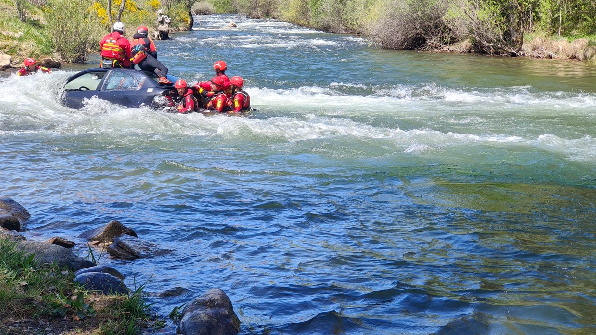 Defensagob's tweet image. Así fué el ejercicio final de los alumnos del Curso de Rescate en Zonas Inundables de la #EMES @UMEgob en el que simularon una emergencia por lluvias torrenciales, provocando una crecida sin precedentes de la Cuenca del Esla a su paso por Las Salas, en León. ¡Enhorabuena!👏👏👏