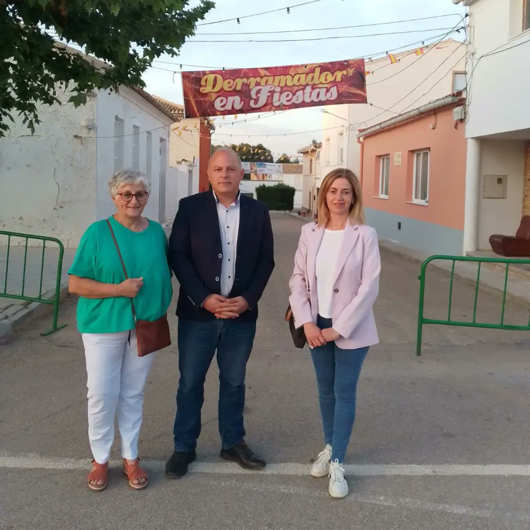requenayaldeas's tweet photo. Varios miembros de la candidatura del #PRyA, junto al candidato a la Alcaldía Joaquín González, han visitado la aldea de El #Derramador para asistir al pregón de fiestas por su alcaldesa, Paqui Amo Ariza, la cual lo ha hecho estupendamente bien 👏🏻👏🏻👏🏻
#Requenayaldeas https://t.co/csOmMiMblZ