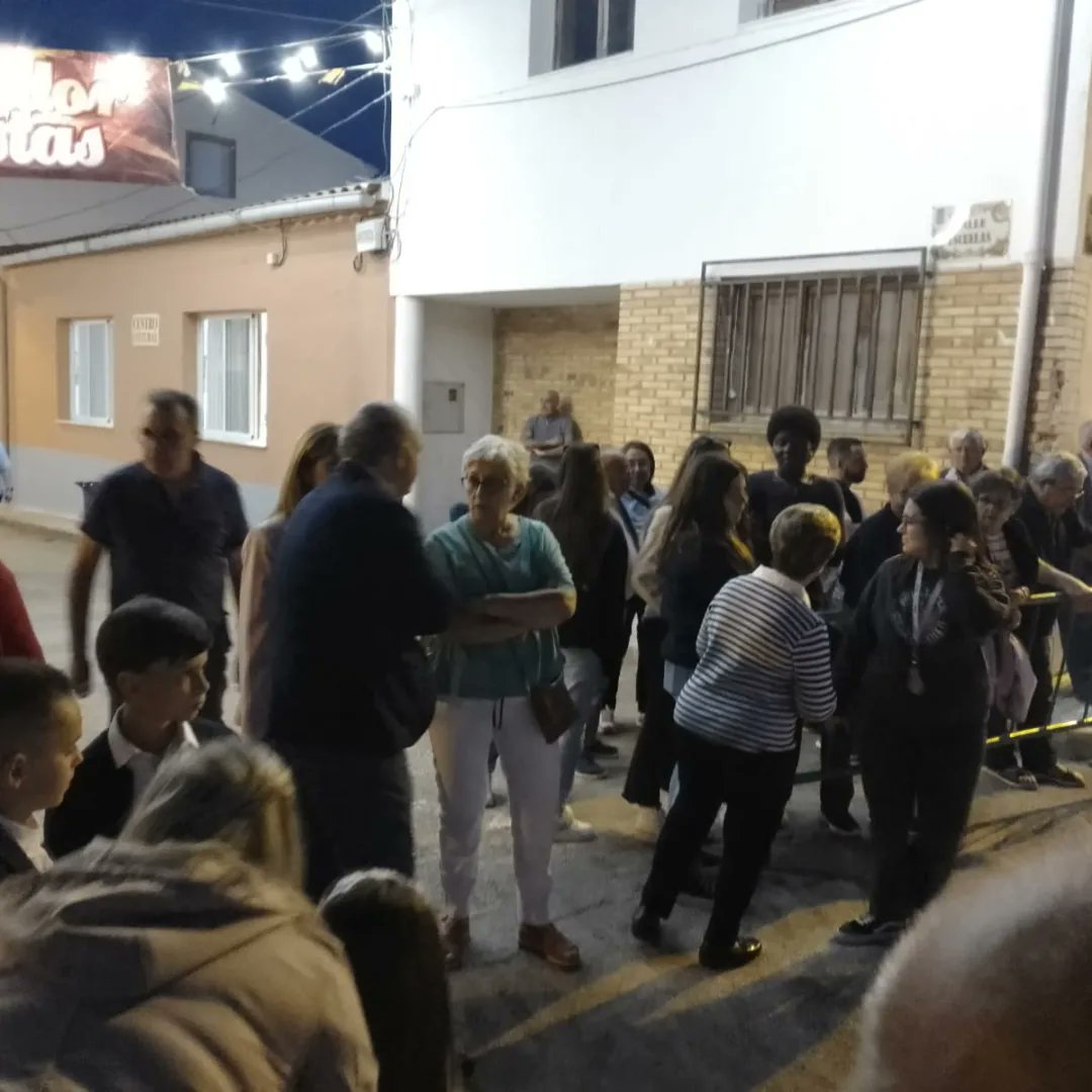 requenayaldeas's tweet photo. Varios miembros de la candidatura del #PRyA, junto al candidato a la Alcaldía Joaquín González, han visitado la aldea de El #Derramador para asistir al pregón de fiestas por su alcaldesa, Paqui Amo Ariza, la cual lo ha hecho estupendamente bien 👏🏻👏🏻👏🏻
#Requenayaldeas https://t.co/csOmMiMblZ
