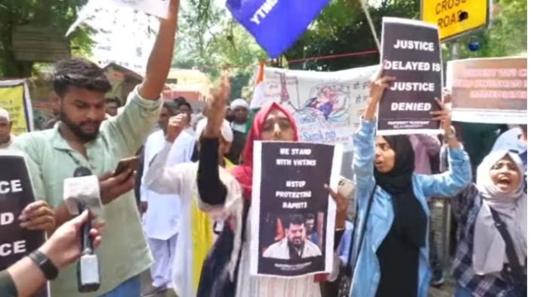 Thakur_UP65's tweet photo. Azadi slogans raised at wrestlers protests, Islamists push anti-Modi, anti-RSS agenda in the guise of supporting the wrestlers. https://t.co/Sd7VSPtHR5