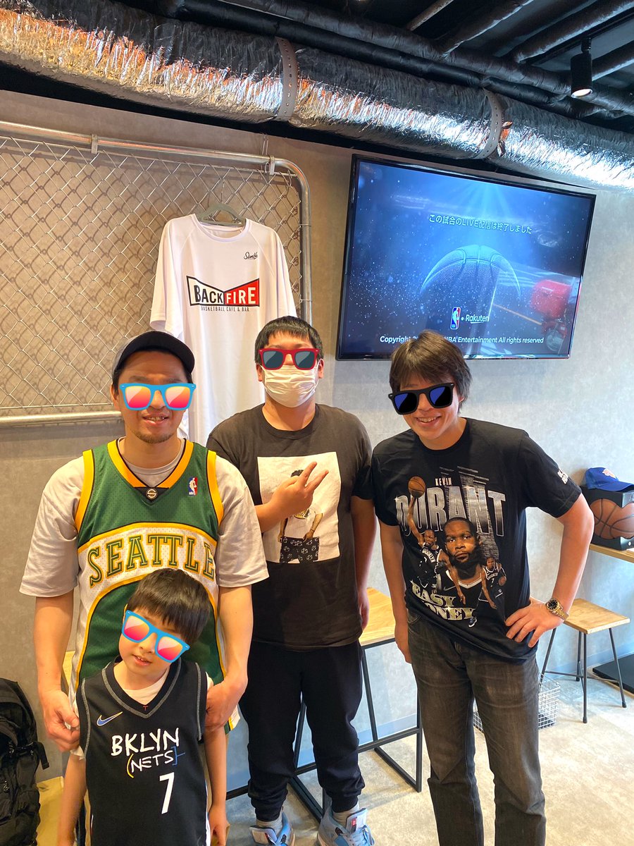 kawamasa5469's tweet photo. 最後に長男連れて行けて良かった！
子供を家に送り届けたので、これからまたお店に戻ってお酒飲ませていただきます🍺
サンズ勝ったし！お祝いだし！バックファイアーさん閉店悲しいし！ベロベロに酔う予定です🥳
@backfire_nakano https://t.co/HD5Lt9SmnV