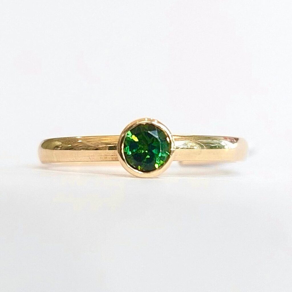 WildeShop's tweet photo. This luscious green tourmaline ring is part of our collection of semi-precious 9ct gold stacking rings. Swipe right to see it with a rhodolite garnet ring.  TAP to purchase from £324 or order your bespoke choice. #stackingrings #colourinspiration 
.
.
.
… https://t.co/lwWpspEuBs https://t.co/XjrEuPsU2C