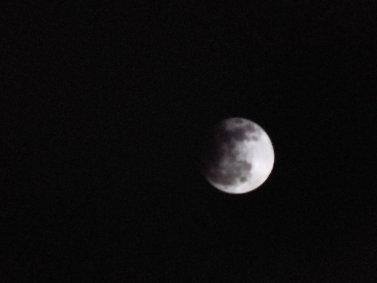 hrefaaz2's tweet photo. Penumbral Lunar Eclipse Yesterday. Sorry for the bad quality since I took the pic from my phone https://t.co/aZ7cGtkPsy