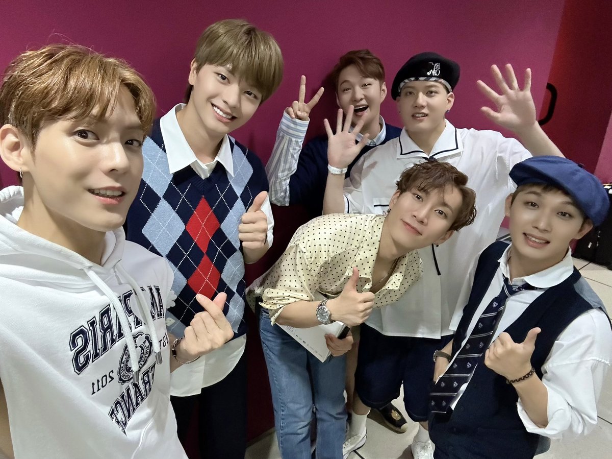 OFFICIALBTOB's tweet photo. [📸] 230506 @ #쇼음악중심

무대를 가지고 노는 마법사🪄 비투비의 무대✨ 촉촉한 봄비에도 잘 어울리는 나의 바람 (Wind And Wish) 와 함께🩵 멜로디의 하루가 행복하길 바람🍀

#비투비 #BTOB
#WIND_AND_WISH #나의_바람 https://t.co/YrXoqoxb6r