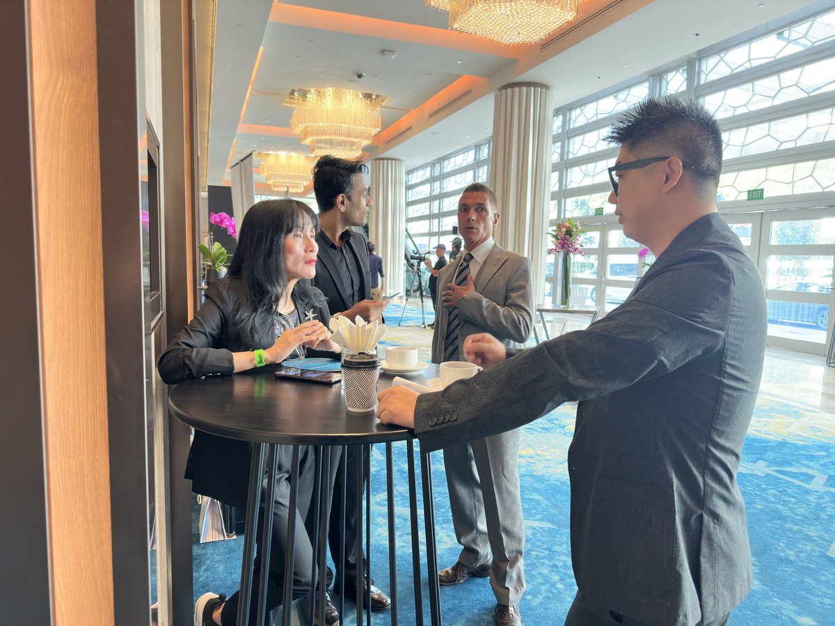 Lars_Haliburton's tweet photo. Having a light banter and insight sharing with game changes and innovators of the industry.

#summitXSG #throwback #Talkwithlars #futureofSatoshiAI #artificialintelligence #independentdirector #trailblazer #CEO https://t.co/rD5LcluuAq
