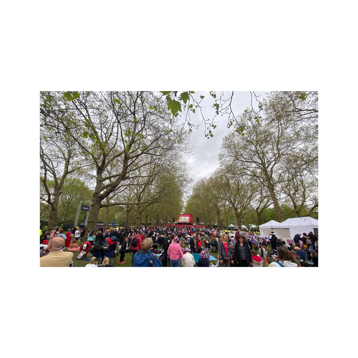 Slonimski's tweet photo. When in London on the Coronation you get involved 👑 #GreenPark #KingsCoronation #KingCharlesiii #WhenInLondon https://t.co/b0Yf9fqNfh