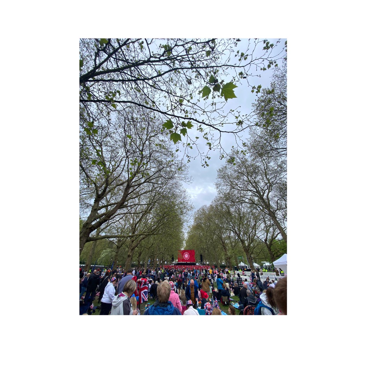 Slonimski's tweet photo. When in London on the Coronation you get involved 👑 #GreenPark #KingsCoronation #KingCharlesiii #WhenInLondon https://t.co/b0Yf9fqNfh