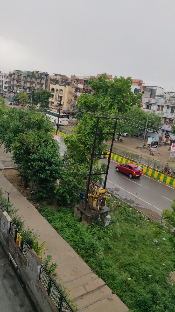 DrDhirajSingh's tweet image. ऐसा लग रहा है की मोदीजी ने गर्मी का मौसम भी बेच दिया, जाड़े के बाद सीधी बरसात आ गई।😂😂😂