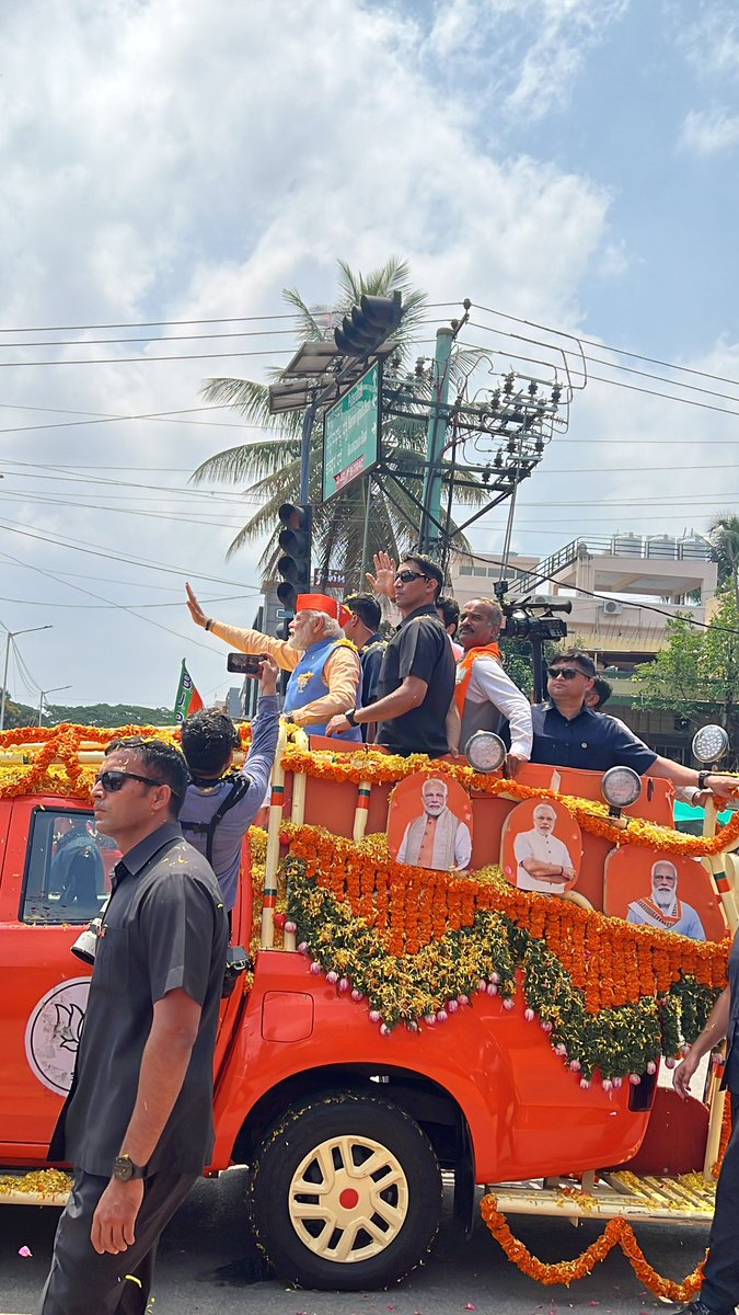 VeronicaD_souza's tweet photo. Watching modiji in namma uru #Bengaluru #jpnagar has brought me immense pleasure and it was joyful with all our people's.
#ModiHawa #ModiWinningKarnataka #ModiMagic #ModiInBengaluru #ModiJi https://t.co/V5oexUmxIa