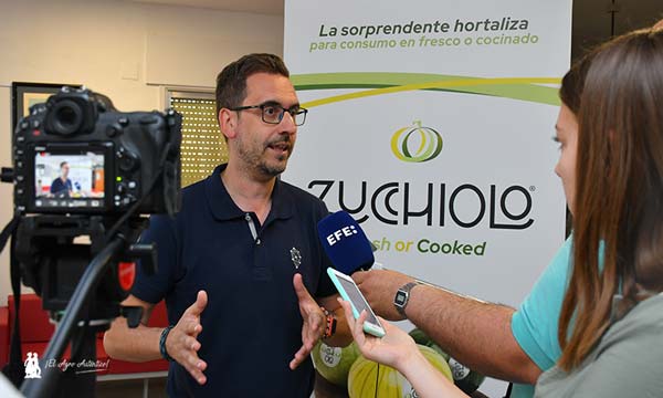 jaarcossanchez's tweet photo. 🆕Se presenta en el Ifapa una nueva categoría de #hortaliza: Zucchiolo

📝https://t.co/msu9CbuCR3

📌#Zucchiolo es un nuevo tipo de #calabaza para consumir cocinada, pero también cruda😋

📌Una especialidad que busca diversificar más la oferta hortofrutícola en los #invernaderos https://t.co/ou3uX7qMsl