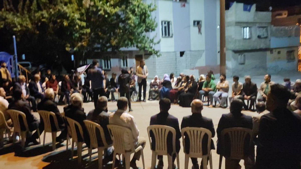 Gaziantephedep's tweet photo. Barak Mahallesinde halk toplantısı gerçekleştirdik. Buradayız! 
Evde, sokakta, mahallede yaşamın her alanındayız! #DisaEm #YesilSolParti #Gaziantep #Antep #Birliktedeğistireceğiz https://t.co/J6uzEZG7kq