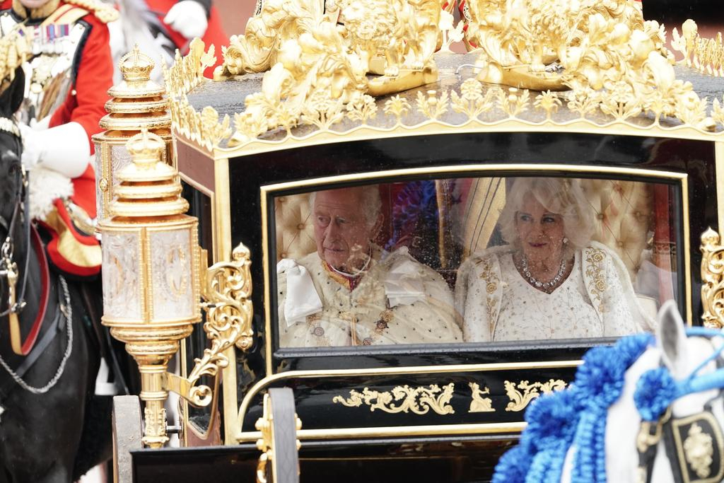 Resplendent in ivory silk, Queen Camilla arrives at the coronation: bit.ly/42b8CI6