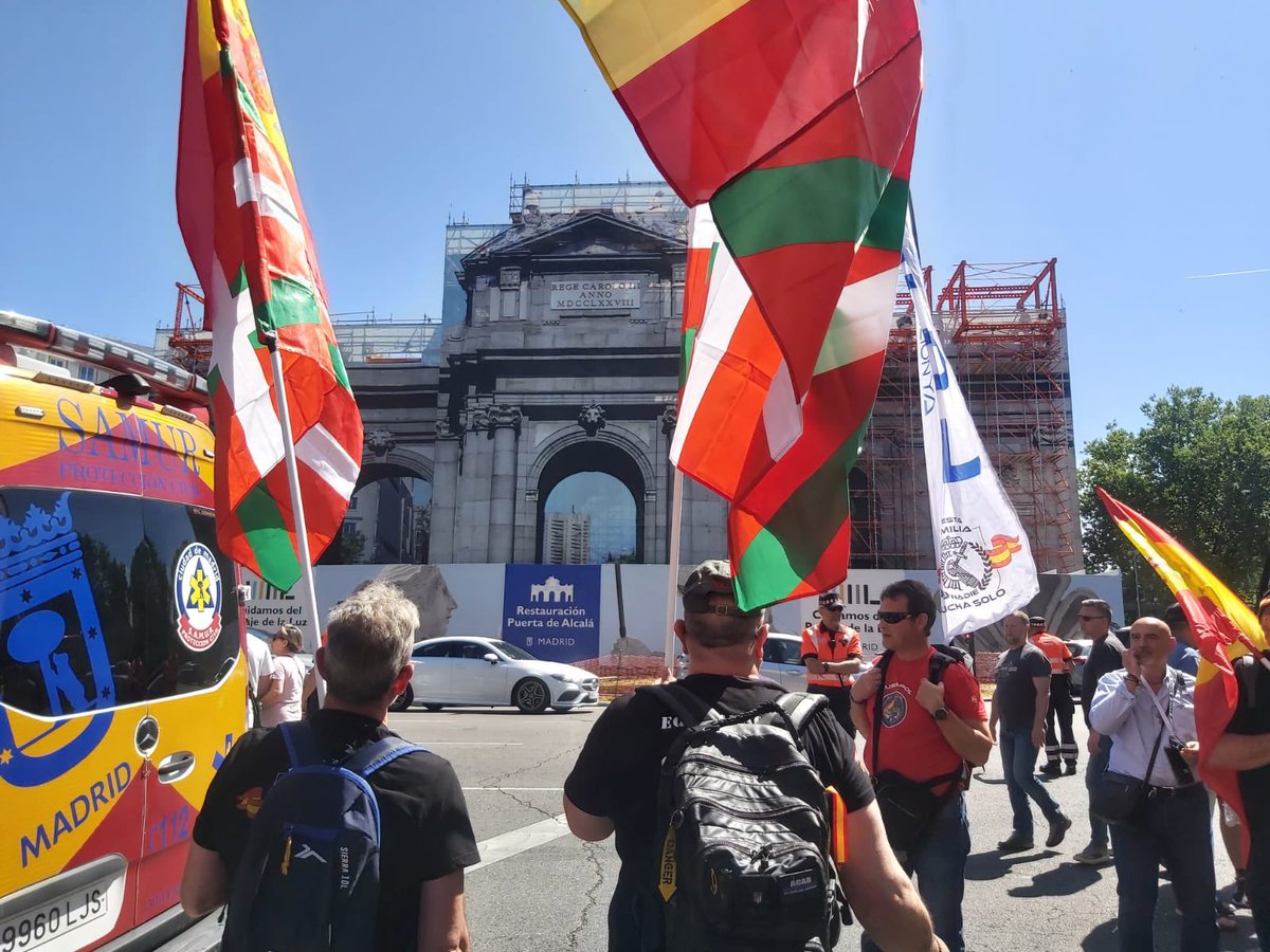 Grandes No, ENORMES!!!! Que la puerta de Alcalá parezca pequeña ante la marea verde y azul. 

#EquiparacionYa6M
#JubilacionDignaYa6M
#ProfesionDeRiesgoYa
#6MMadrid
@JucilAlava_ofic