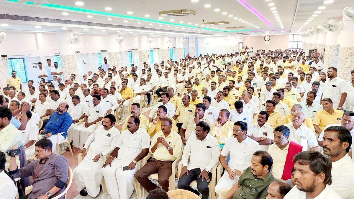 villagemedia16's tweet photo. இன்று, திண்டிவனத்தில் நடைபெற்ற பாட்டாளி மக்கள் கட்சி மற்றும் வன்னியர் சங்கம் இணைந்து நடத்தும் மாவட்ட செயலாளர்கள், மாவட்ட தலைவர்கள் கூட்டுக் கூட்டத்தில் மருத்துவர் அய்யா அவர்கள், பாமக தலைவர் மருத்துவர் அன்புமணி இராமதாஸ் அவர்கள். 

#PMK https://t.co/hJZjQpB2bU