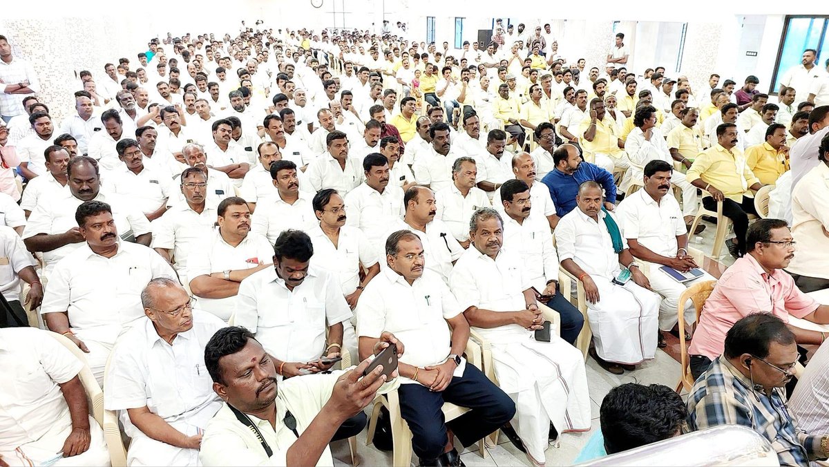 villagemedia16's tweet photo. இன்று, திண்டிவனத்தில் நடைபெற்ற பாட்டாளி மக்கள் கட்சி மற்றும் வன்னியர் சங்கம் இணைந்து நடத்தும் மாவட்ட செயலாளர்கள், மாவட்ட தலைவர்கள் கூட்டுக் கூட்டத்தில் மருத்துவர் அய்யா அவர்கள், பாமக தலைவர் மருத்துவர் அன்புமணி இராமதாஸ் அவர்கள். 

#PMK https://t.co/hJZjQpB2bU