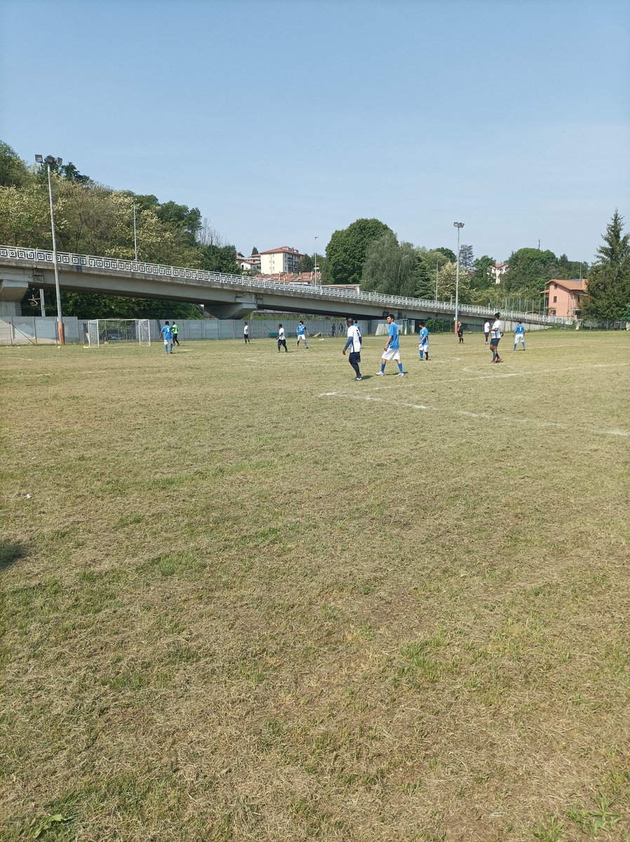 CallesAR15's tweet photo. Día de fútbol entrega de uniformes y fútbol total 🇸🇻🇸🇻💙💙🇮🇹🇮🇹 @cindyportal 
@ConradoC93 
@HectorenchPerei @
@McGadda
@JavierReyes_Sv 
@rene_salvatore 
@wendykclavijo 
@JavierReyes_Sv https://t.co/RJygru6lC1