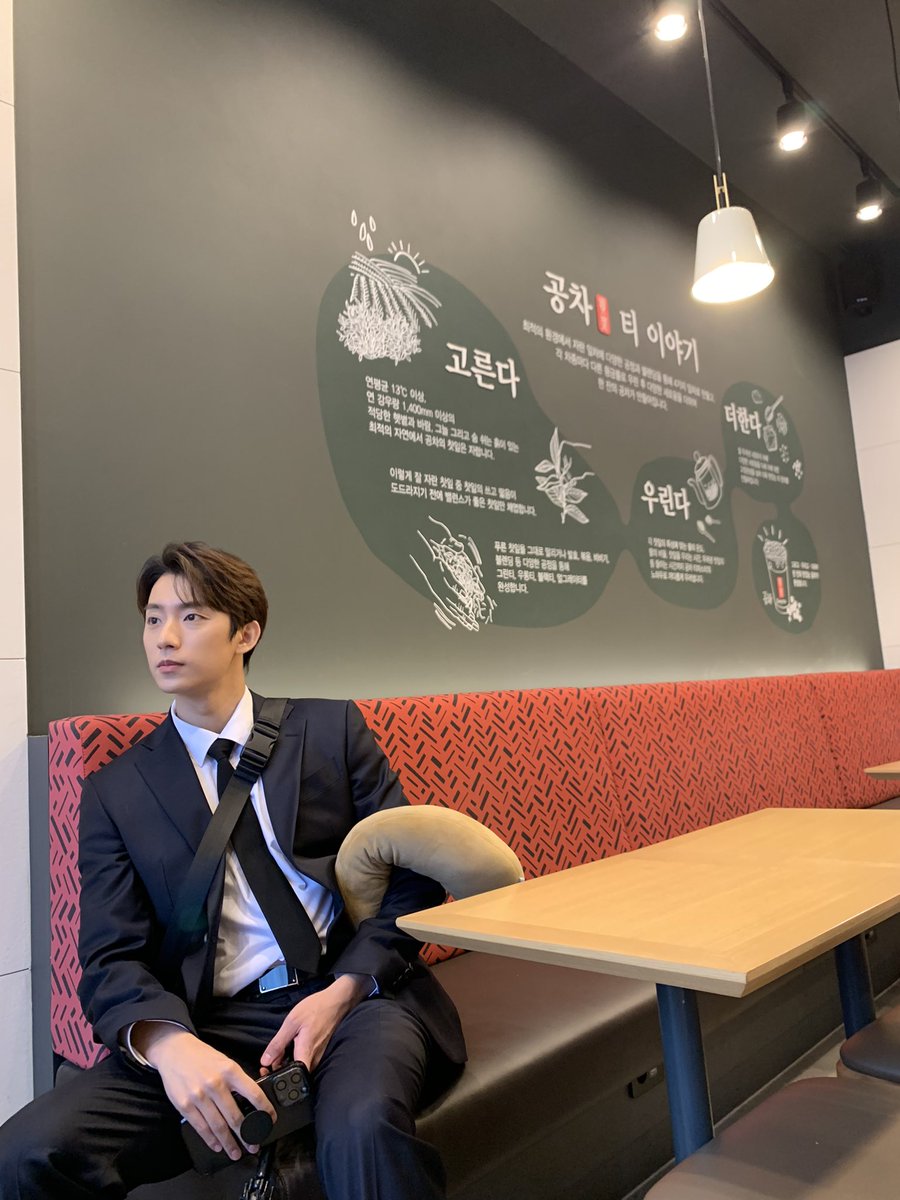 B1A4_CNU's tweet photo. 공찬과 함께 공차…🧋 https://t.co/hLI2jzCEWt