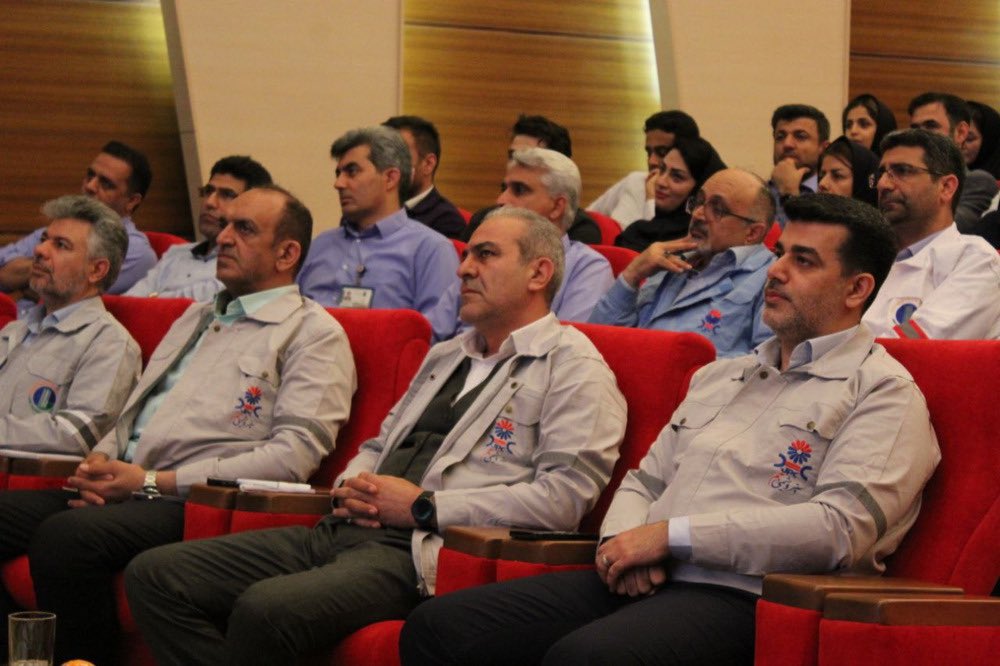 ChericHaji's tweet photo. دکتر زمان‌پور‌(صباانرژی):
در #عسلویه و #پتروشیمی_جم اقدامات ارزشمندی همچون پروژه توسعه پلیمر کنگان و همچنین طرح PDH/PP انجام و مقرر شده که تأمین مالی آن بمیزان ۱/۱ میلیاردیورو با موافقت وزیر نفت و سایر مقامات کشوری از خط اعتباری فاینانس #چین انجام شود تا اجرای این پروژه سرعت گیرد https://t.co/Su5h3iIylN