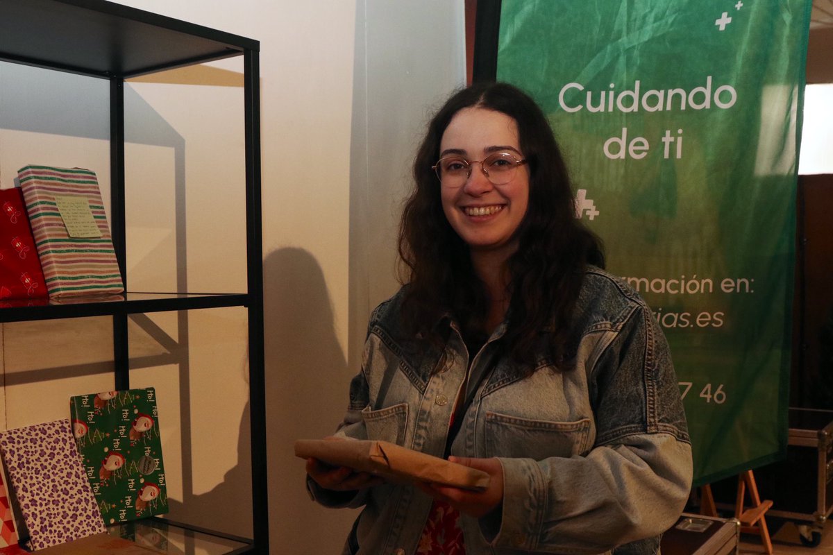 libroviedo's tweet photo. #LibroInvisible: ¡@andrealetitbe acaba de dejar su libro! Recuerda, trae uno de tus libros envuelto, escribe en el por qué ha sido tan especial y llévate otro al azar. Entre ellos hay un «libro mágico», con el que ganarás un lote de libros seleccionados. https://t.co/tbKgY619RI