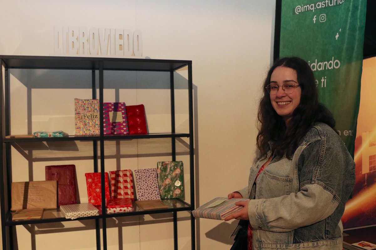 libroviedo's tweet photo. #LibroInvisible: ¡@andrealetitbe acaba de dejar su libro! Recuerda, trae uno de tus libros envuelto, escribe en el por qué ha sido tan especial y llévate otro al azar. Entre ellos hay un «libro mágico», con el que ganarás un lote de libros seleccionados. https://t.co/tbKgY619RI