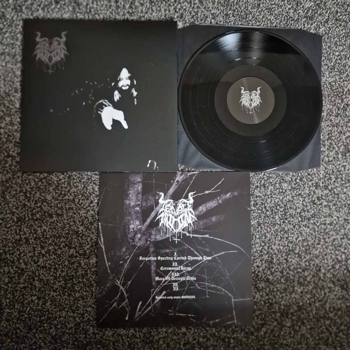 LordOfTheShado8's tweet photo. #BlackMetalMondayUnboxing happened quite late in the week when this dropped. #paveshen & #templemoon split 12" 10 tracks in total of hateful punnishing black metal from two amazing acts brought together on one piece of dark Obsidian Wax. Darkest Hails #foras #lordoftheshadows https://t.co/lKBBC1sgMk