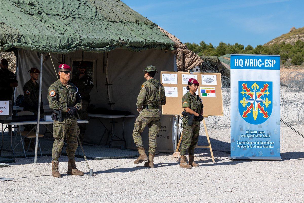 EMADmde's tweet image. El adiestramiento conjunto es fundamental para garantizar la seguridad nacional 🇪🇸.

Con el ejercicio #COPEX los 5 mandos componentes se adiestran junto con el #MOPS en el planeamiento y conducción de una operación de alta intensidad.

@EjercitoTierra

@Armada_esp

@EjercitoAire